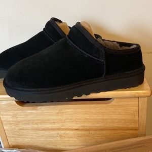 UGG CLASSIC SLIPPER   New in box